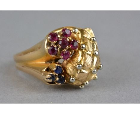 A LATE 20TH CENTURY ORNATE SAPPHIRE AND RUBY DRESS RING, ring size P 1/2, stamped '750', approximate gross weight 9.7 grams