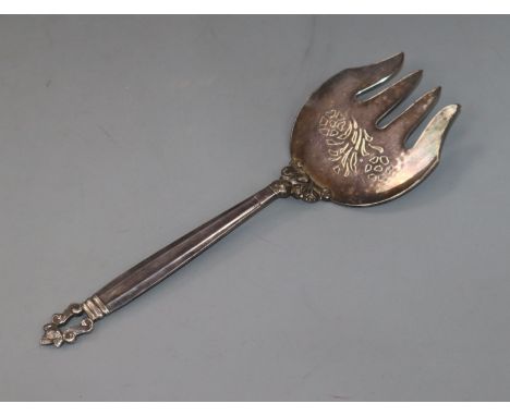 A Georg Jensen sterling acorn pattern serving fork, 22.3cm.