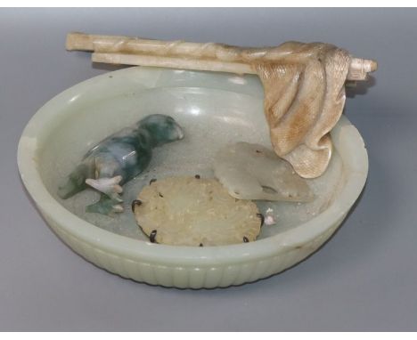 A Chinese jade dish, carved jadeite bird, pendant and brooch etc (5)