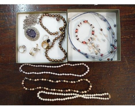 Pearl necklaces and a bracelet with silver and gold clasps, five silver rings and a costume jewellery pendant on a silver cha