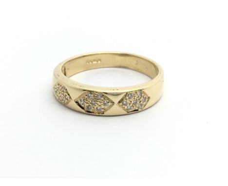 An 18ct gold diamond cluster ring, approx.10ct, approx 2.6g and approx size I-J.