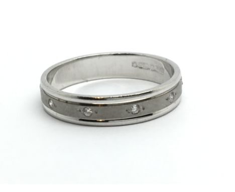 An 18ct white gold half eternity diamond ring, approx 3.3g and approx size N.