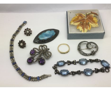 A collection of vintage costume jewellery.