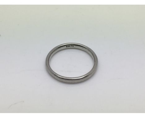 An unmarked ring, possibly white gold or platinum, approx 6g and approx size T-U.