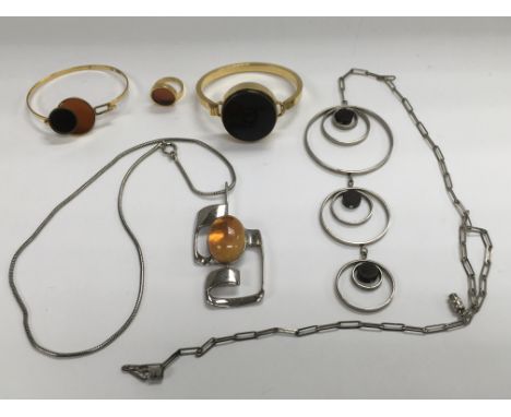 A small collection of vintage jewellery.