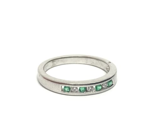 An unmarked white gold half eternity emerald and diamond ring, approx 2.9g and approx size M-N.