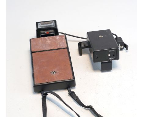 Polaroid SX-70 Land Camera Alpha mit BlitzgerätSofortbildkamera braun, Oberfläche gerissen - Mechanismus funktioniert - mit P