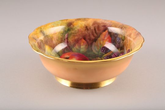 Royal Worcester fruit bowl, decorated with fallen fruit, signed ... Royal Worcester fruit bowl, decorated with fallen fruit, signed ...