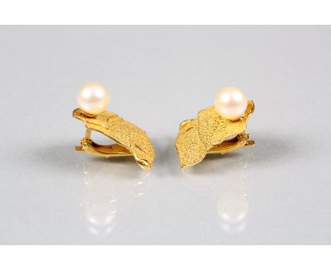 Pair ladies 18 carat yellow gold asymmetric earrings with textured surface and a mounted cultured pearl, approx. 10.5grams 