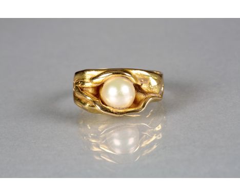 Ladies 18 carat yellow gold ring with a mounted cultured pearl approx. 9.9grams 