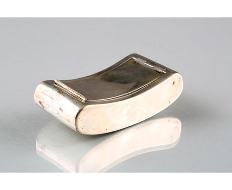 George III silver snuff box, curved form, Assay marked Birmingham 1805 maker T.T., 7.5cm long, 1.5cm high, 3.5cm wide 