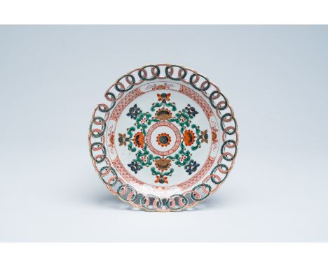 Full title: A Chinese famille verte open-worked plate with floral design, KangxiDescription:Dia.: 21,3 cm