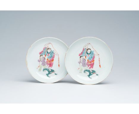 Full title: A pair of Chinese famille rose 'Liu Hai' saucers, 19th C.Description:Dia.: 13,7 cm