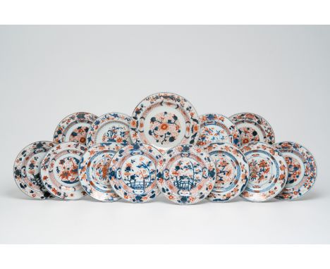 Full title: Thirteen Chinese Imari style plates with floral design, Kangxi/QianlongDescription:Dia.: 27,5 - 22,8 cm (the larg