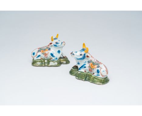 Full title: A pair of Dutch Delft polychrome lying cows, 18th C.Description:H 8,5 - L 11 cmBoth marked with an axe on the bas