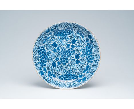 Full title: A Chinese blue and white charger with floral design, Kangxi/YongzhengDescription:Dia: 38,5 cm