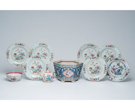 Full title: A varied collection of Chinese famille rose porcelain with floral design, 18th/19th C.Description:Dia.: 22,5 cm (