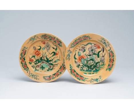 Full title: A pair of Chinese famille verte cafe au lait ground plates with floral design, KangxiDescription:Dia.: 20,9 cm