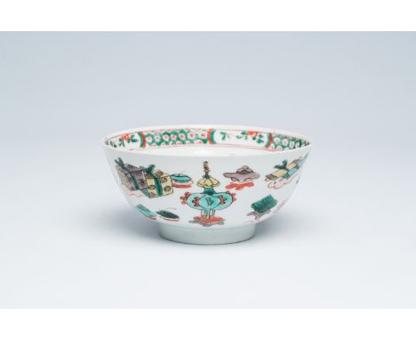 Full title: A Chinese famille verte 'antiquities' bowl, lozenge mark, KangxiDescription:H 6,9 cm - Dia.: 15 cm