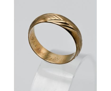 A 9ct gold wedding band ring, size S/T, total weight 3.05g