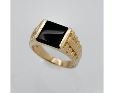 A 14k yellow gold gents ring set with black stone, size P, approx weight 6.69g.