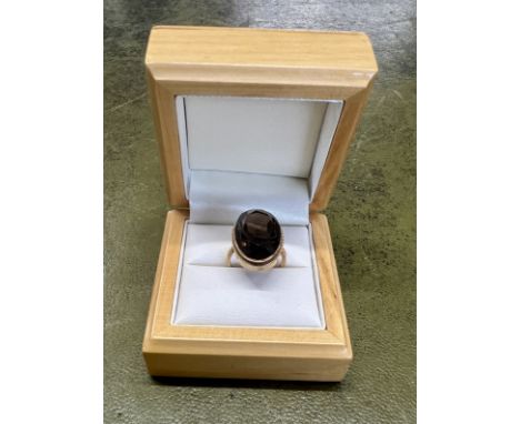 A 9ct yellow gold ring set with a dark stone, size H/I