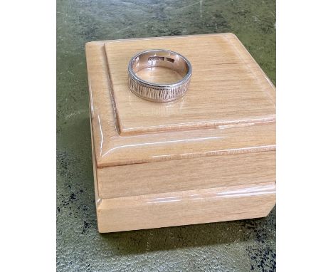 A 9ct white gold wedding band ring, size K/L, approx 3.7g