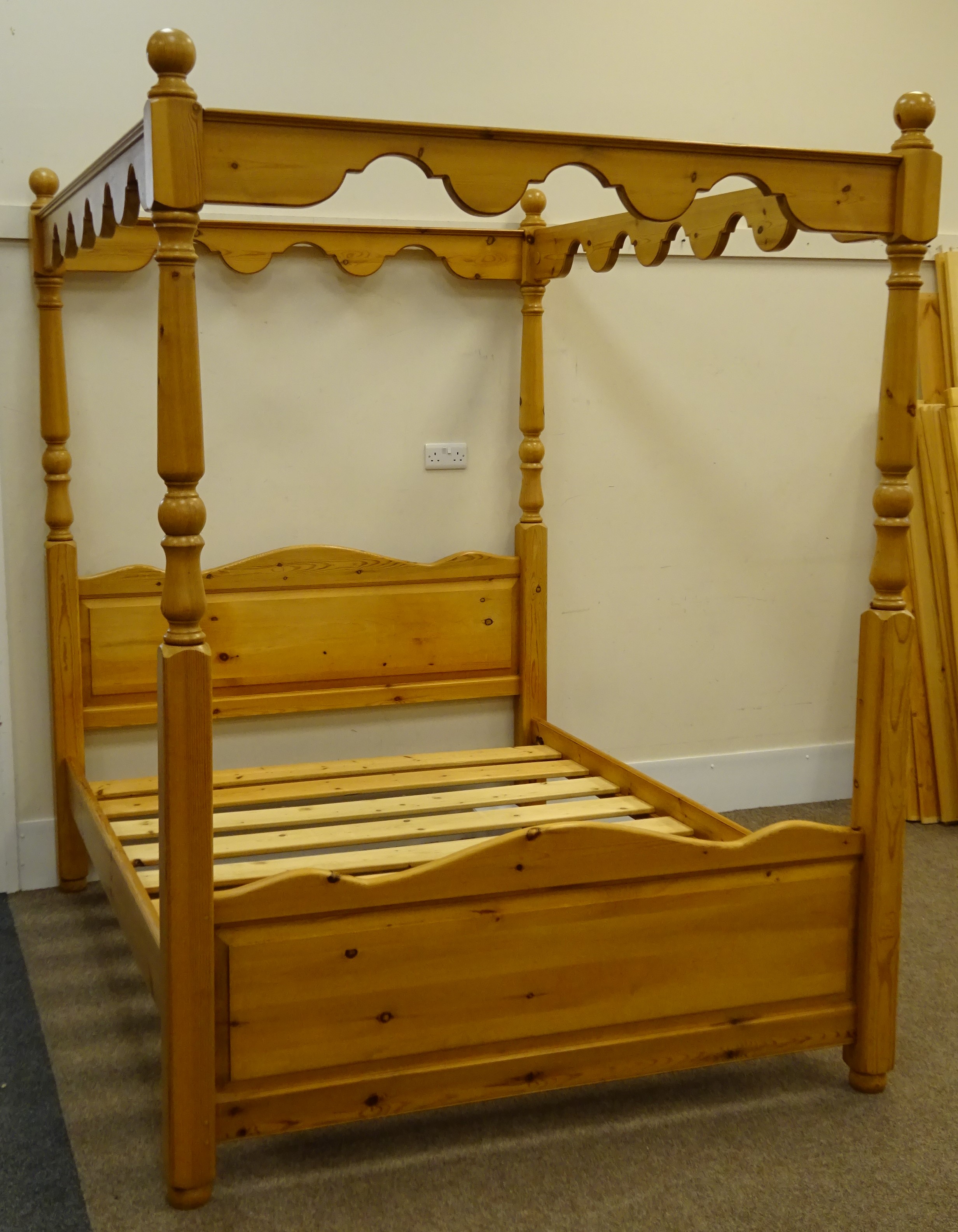 Solid pine four poster bed, W166cm, H216cm, L217cm Condition Report