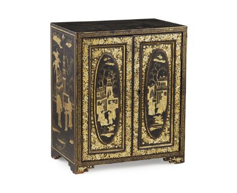 Y CHINESE EXPORT LACQUER TABLE CABINET 19TH CENTURY with a pair of raised panel doors opening to five drawers with turned ivo