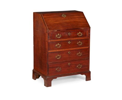 SMALL GEORGE III MAHOGANY AND OAK BUREAU 18TH CENTURY the slant front opening to an interior fitted with drawers and pigeonho