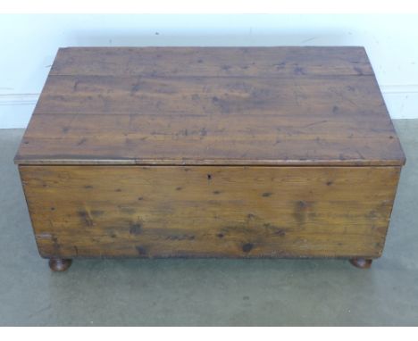 An early Victorian low linen box on small bun feet ideal height for coffee table - Height 43 cm x 1.03 m x 63 cm 