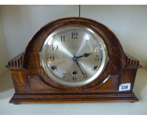 An eight day oak case mantel clock with Westminster chimes - Width 36 cm
Condition report: Working