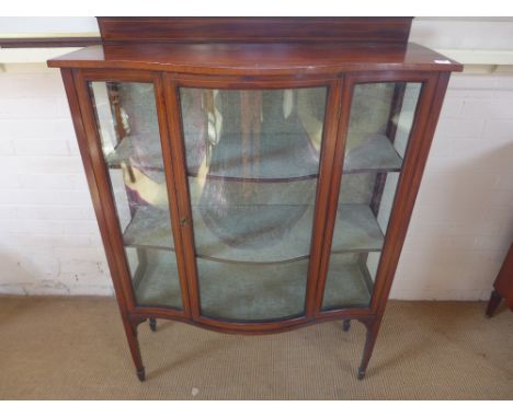 An early 20th century display cabinet on tapered legs with bowed glass front - Height 1.3 m x Width 95 cm x Depth 37 cm 