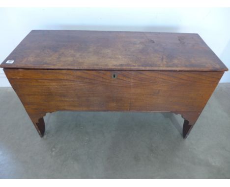 An 18th century elm coffer - Height 63 cm x Width 1.04 m x Depth 40 cm 