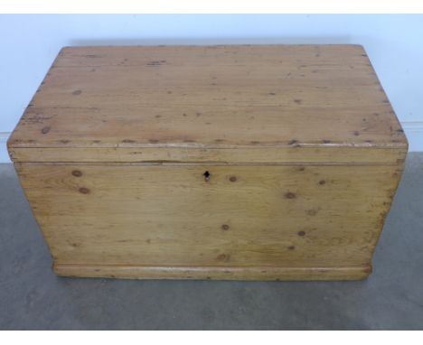 A large 19th century stripped pine box with interior candle box - Height 55 cm x Width 1 m x Depth 53 cm 