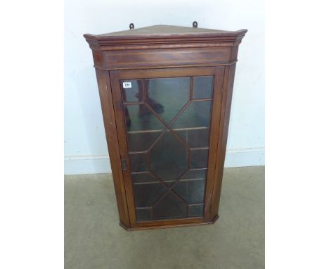 An Edwardian mahogany corner cupboard with a single glazed door - Height 1 m x Width 59 cm