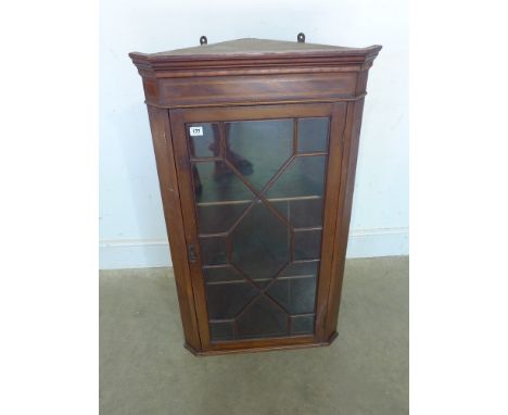 An Edwardian mahogany corner cupboard with a single glazed door - Height 1 m x Width 59 cm