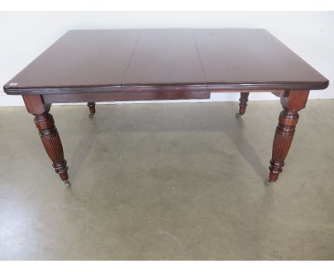A late Victorian/Edwardian windout dining table with leaf - 1.49 m x 1.05 m extended