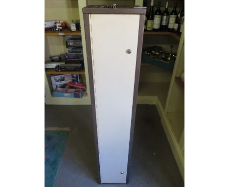 A steel twin lock Police approved four gun cabinet - Height 1.3 m x Width 25 cm x Depth 21 cm