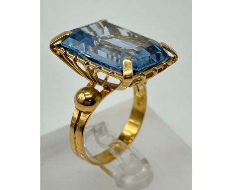 18ct Gold Large Aquamarine Cocktail Ring Size - OWeight - 10.5gStone size -2cm x 1.5cm