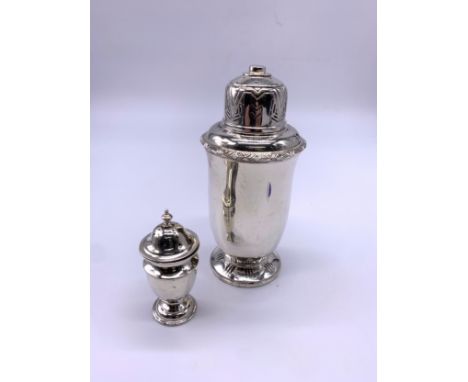 Silver sugar shaker and small silver pepper pot Weight - 160g
