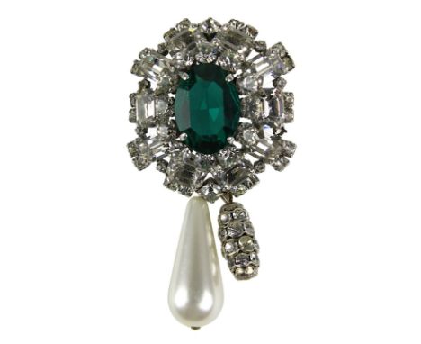 Christian Dior, Strassbrosche, Paris 1961, opulente ovale Form, zentral mit smaragdfarbenem ovalem Glasstein, in Entourage an