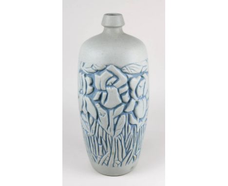 Mougin Art-Déco Porzellanvase mit Blumendekor, Nancy um 1920, Porzellankorpus weißer Scherben, Außenwandung mit reliefiertem 