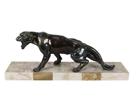 Skulpteur, Art Deco, Frankreich um 1920/30, Raubkatze in angespannter Haltung, Regulefigu mit partiell goldener Patina, auf M