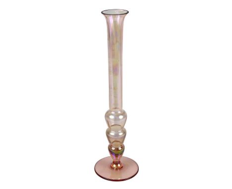 Jean Beck, Art Déco-Glasvase, München um 1920, schmale Vase aus Klarglas, mundgeblasen, Außenwandung mit rosaviolett irisiere
