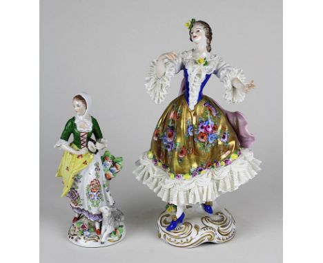 Zwei Porzellanfiguren Volkstedt - Rudolstadt u. Sitzendorf, Thüringen 2. H .20. Jh., farbig und gold staffiert, jeweils mit b