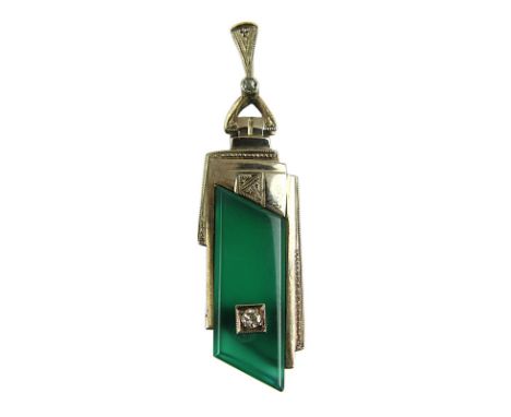Art Déco Anhänger mit grünem Chalcedon und Diamanten, Österreich-Ungarn um 1920, 585er Weißgold-Anhänger in geometrischer For