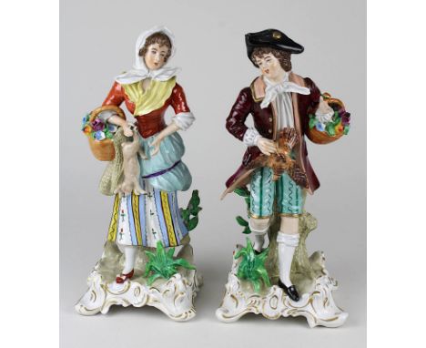 Paar mit Wildbret u. Blumenkörben, Porzellanfiguren, Sitzendorf Thüringen, 2. H. 20. Jh., farbig u. gold staffiert, im Barock