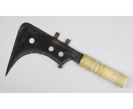Trumbash-Sichelmesser der Mangbetu, D. R. Kongo, 1. H. 20. Jh., Stahlklinge (partiell leicht verbogen), Griff aus Bein, Gesam