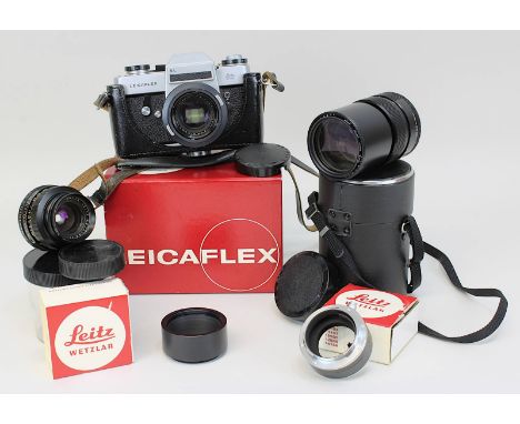 Konvolut Leica, bestehend aus einer Leicaflex SL (Baujahr 1968 - Seriennr. 1200156), in originaler schwarzer Lederhülle, eine